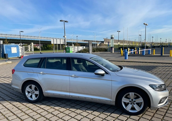 Volkswagen Passat cena 93500 przebieg: 92900, rok produkcji 2019 z Wrocław małe 121